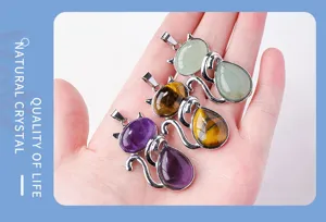 Detailansicht des Naturkristall Katzenanhängers mit Legierung und Edelstein für Schmuck.