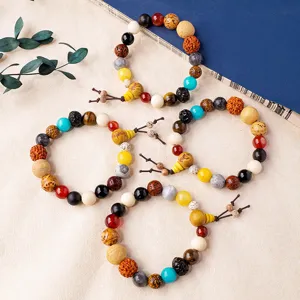 Vista dettagliata di bracciali tradizionali in perle di bodhi e pietre dure colorate.