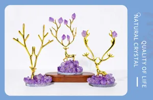 Verfijnd detail van natuurlijke amethist kristallen herten ornament, luxe gouden decor.