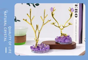 Kristalen herten sieraden standaard met natuurlijke amethist basis voor decoratie en opslag.