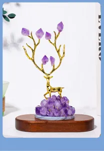 Kristalen herten ornament detail, natuurlijke amethyst cluster basis met gouden legering takken.