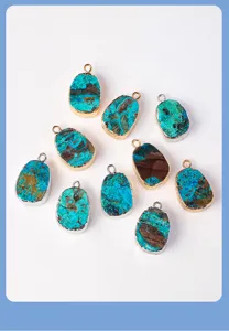 Nahaufnahme von unregelmässigen blauen Naturstein Anhänger mit vergoldetem Rand für Halskette.