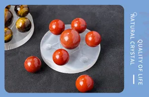 Set de boules en cristal de jaspe rouge naturel avec base en selenit pour decoration detail.