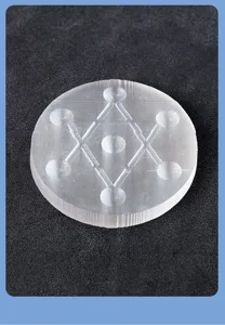 Vue détaillée de plaque en cristal sélénite naturelle, décor feng shui géométrie sacrée.
