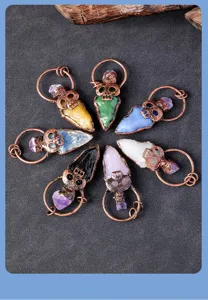 Pendentif flèche en cristal crâne cuivre vintage style punk collier bijoux détail