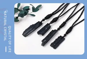Collar con colgante de piedra en bruto de turmalina negra natural, cadena simple.