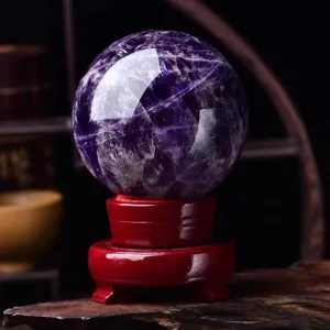 Sfera di cristallo di ametista naturale brasiliana con base in legno per arredamento casa.