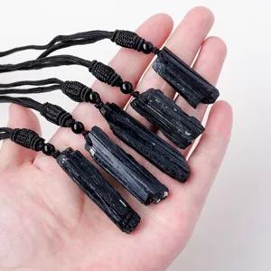 Colgante de piedra cruda de turmalina negra natural con cadena de suéter trenzada negra