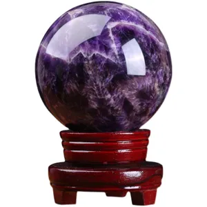 Sfera di cristallo di ametista naturale con base in legno per decorazione d'interni.