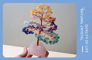 Albero di cristallo naturale dettaglio con gemme colorate e base in pietra di quarzo rosa.