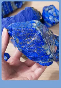 Detalle de espécimen de piedra mineral de cristal crudo de lapislázuli natural.