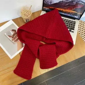 Strick Kapuzenschal Set in leuchtendem Rot, ideal um an kalten Herbst und Wintertagen warm zu halten.