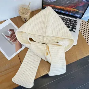 Detailansicht des kuscheligen, beigen Strick-Kapuzenschals, weiche Textur, ideal für Winter.