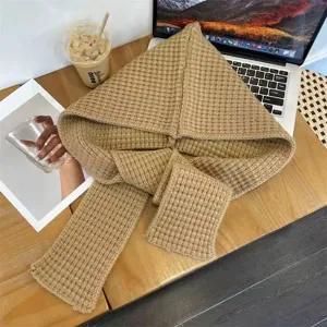 Strick-Kapuzenschal Detailansicht, warme Waffel-Textur in Khaki, gemütliches Winter-Accessoire.