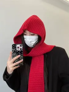 Dettaglio sciarpa con cappuccio in maglia rossa, set cappello e sciarpa invernale caldo e comodo.