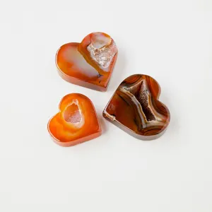 Natürlicher roter Achat Herz Kristall Geode Ornament Rohstein poliert Liebesedelstein