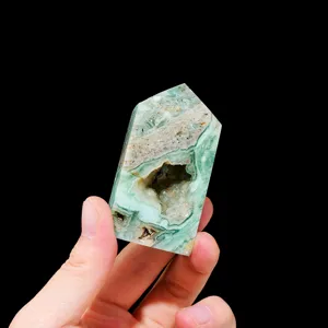 Natürlicher grüner Kristall Turm Geode Quarz Spitze roher Stein Deko poliertes Exemplar.