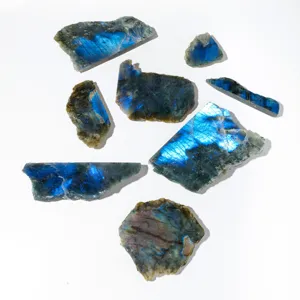 Fetta di pietra grezza di cristallo di labradorite naturale con forte riflesso