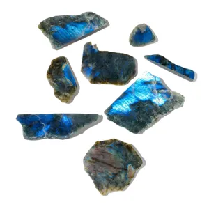 Fetta di pietra di labradorite naturale lucidata, minerale grezzo con forte riflesso blu.