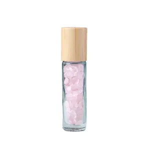 Flacone roll-on in vetro trasparente con tappo in legno e pietre di quarzo rosa per oli essenziali