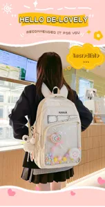 Vista detallada de una mochila escolar beige de estilo japonés con bolsillo delantero.