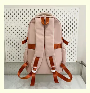 Vista de detalle cercana de la mochila rosa informal con correas de hombro resistentes.