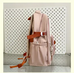 Vista lateral cercana de la mochila de viaje informal con bolsillo con cremallera y correa.