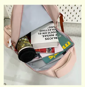 Detalle interior de mochila rosa con gran capacidad, compartimento para portátil y espacio.