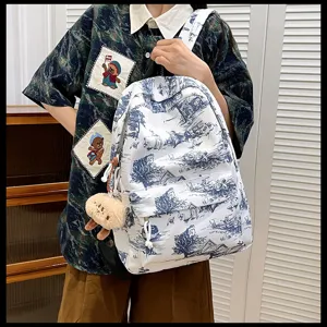 Λεπτομερης οψη μπλε-λευκης τσαντας πλατης απο καμβα, καθημερινη σχολικη τσαντα.