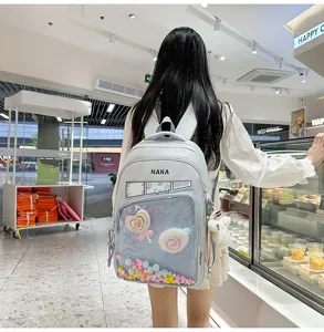 Mochila casual estilo japonés con bolsillo transparente y adorables colgantes de peluche.