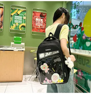 Vista detallada de la mochila transparente estilo japonés con bolsillo frontal y bonitos colgantes.