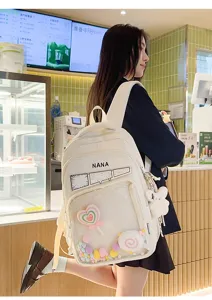 Primer plano detallado de la elegante mochila de estilo japonés lisa con ventana transparente.