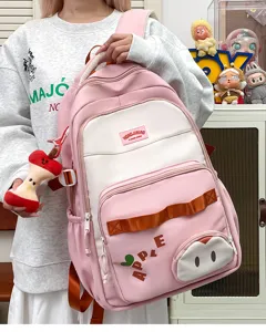 Mochila de lona rosa y blanca vista de detalle, gran bolsa escolar con diseño frontal.