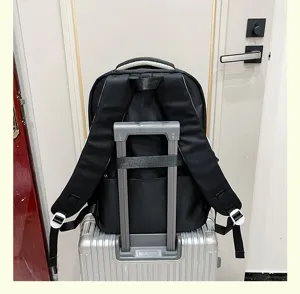 Dettaglio zaino scolastico nero con cinghia per valigia, comodo per i viaggi.