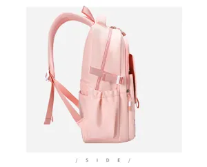 Vista laterale dettagliata dello zaino rosa con cinghie regolabili e tasche pratiche.