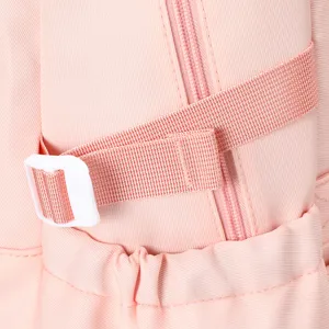 Primo piano dettaglio del cinturino in tessuto e della cerniera dello zaino scolastico rosa.