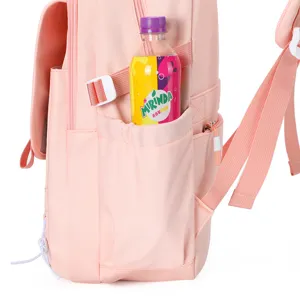Vista dettagliata della tasca laterale dello zaino rosa con porta-borraccia, resistente.