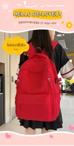 Détail de sac à dos scolaire grand format minimaliste, sac rouge léger pour navetteur.