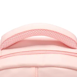 Vista dettagliata della maniglia superiore dello zaino rosa in tessuto impermeabile resistente.