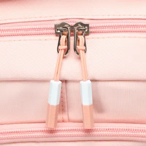 Primo piano della cerniera dello zaino rosa con cursori doppi resistenti e tessuto.