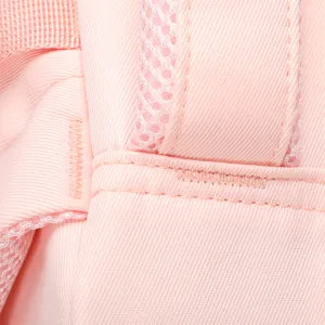 Primo piano dettagliato dello zaino rosa con tessuto resistente e cuciture rinforzate.