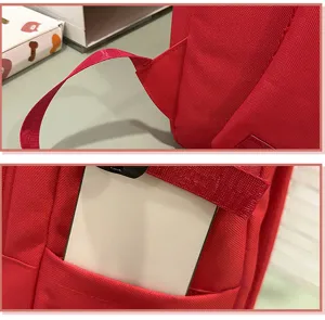 Détail de sac à dos avec coutures renforcées et espace de rangement pour poche avant.
