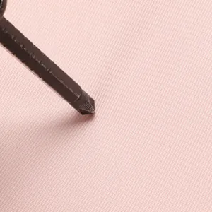 Dettaglio del tessuto dello zaino rosa resistente, materiale Oxford impermeabile e antiusura.