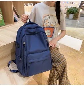 Sac à dos décontracté bleu foncé élégant avec grande capacité pour le travail quotidien.