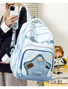 Zaino scolastico azzurro chiaro con scomparti multipli, tasca a rete e design elegante.