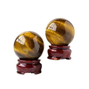 Sfera di cristallo in occhio di tigre giallo naturale con base in legno, decoro feng shui vista