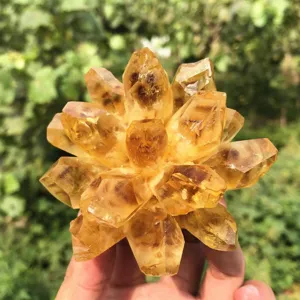 Detailansicht des natürlichen Citrin-Kristallclusters, goldenes Quarzmineral für Heimdekoration.