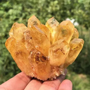Natürliches Citrin-Kristall-Cluster-Detail zeigt helle goldene Kristallspitzen und Rohform.
