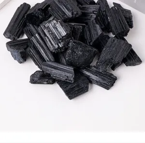 Ghiaia di cristallo di pietra grezza di tormalina nera naturale per decorazione domestica.
