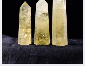 Gros plan détaillé de pointes de cristal de citrine naturelle polie avec une texture claire.